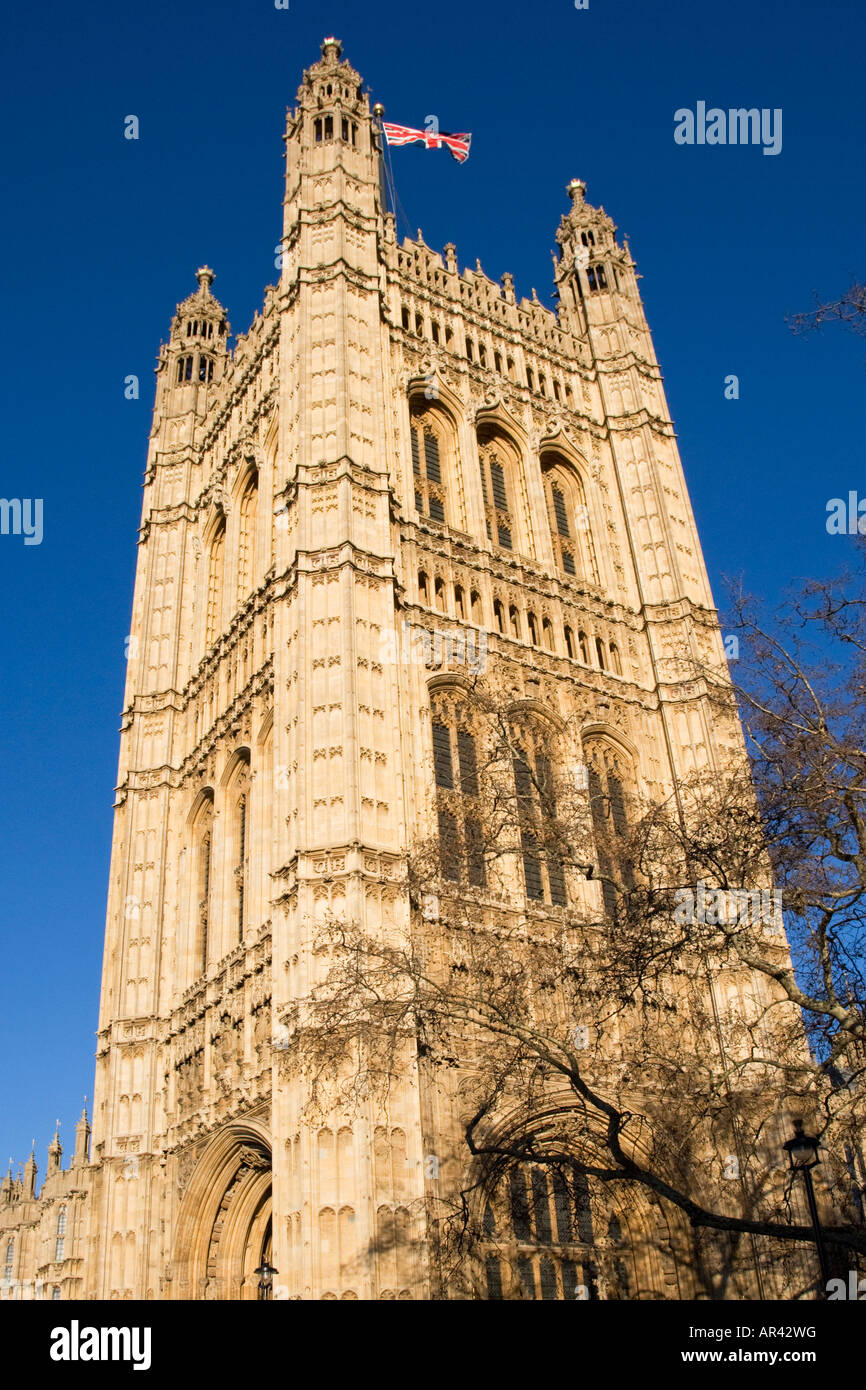 Blick auf Victoria Tower gegen blauen Himmel in London, UK Stockfoto