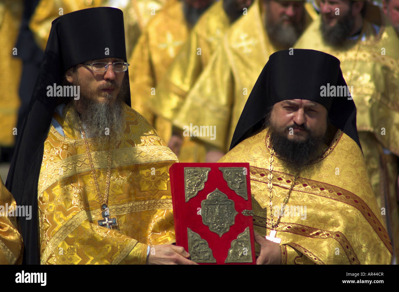 Russisch-orthodoxe Priester in einer Prozession im Kreml, Moskau ...