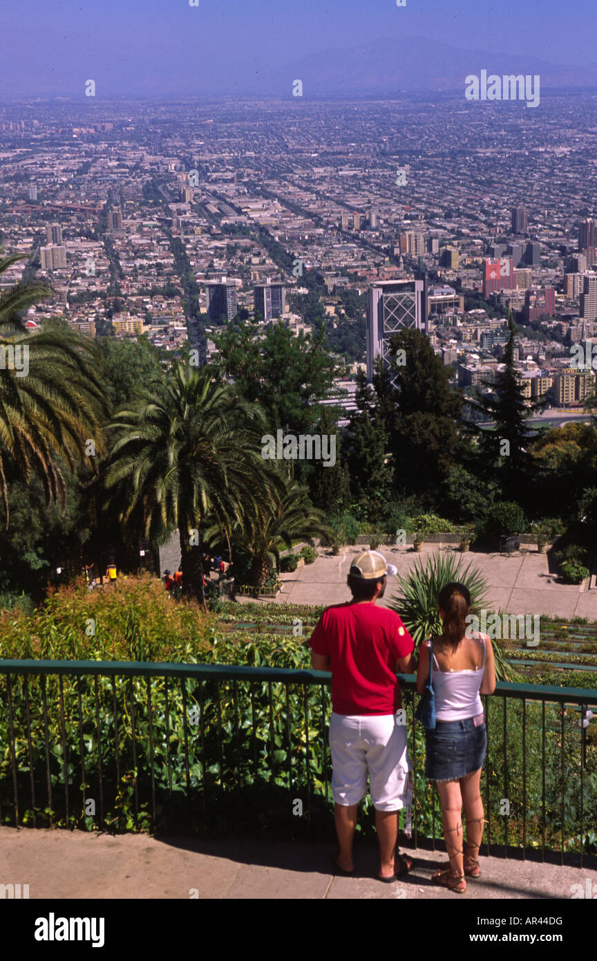 Panoramablick auf den Osten von Santiago, gesehen vom San Cristobal Hügel Santiago Chile Südamerika Stockfoto