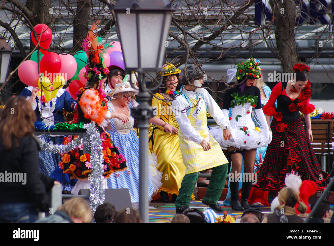 Karneval in München Fasching bin Viktualienmarkt Muenchen Stockfotografie -  Alamy