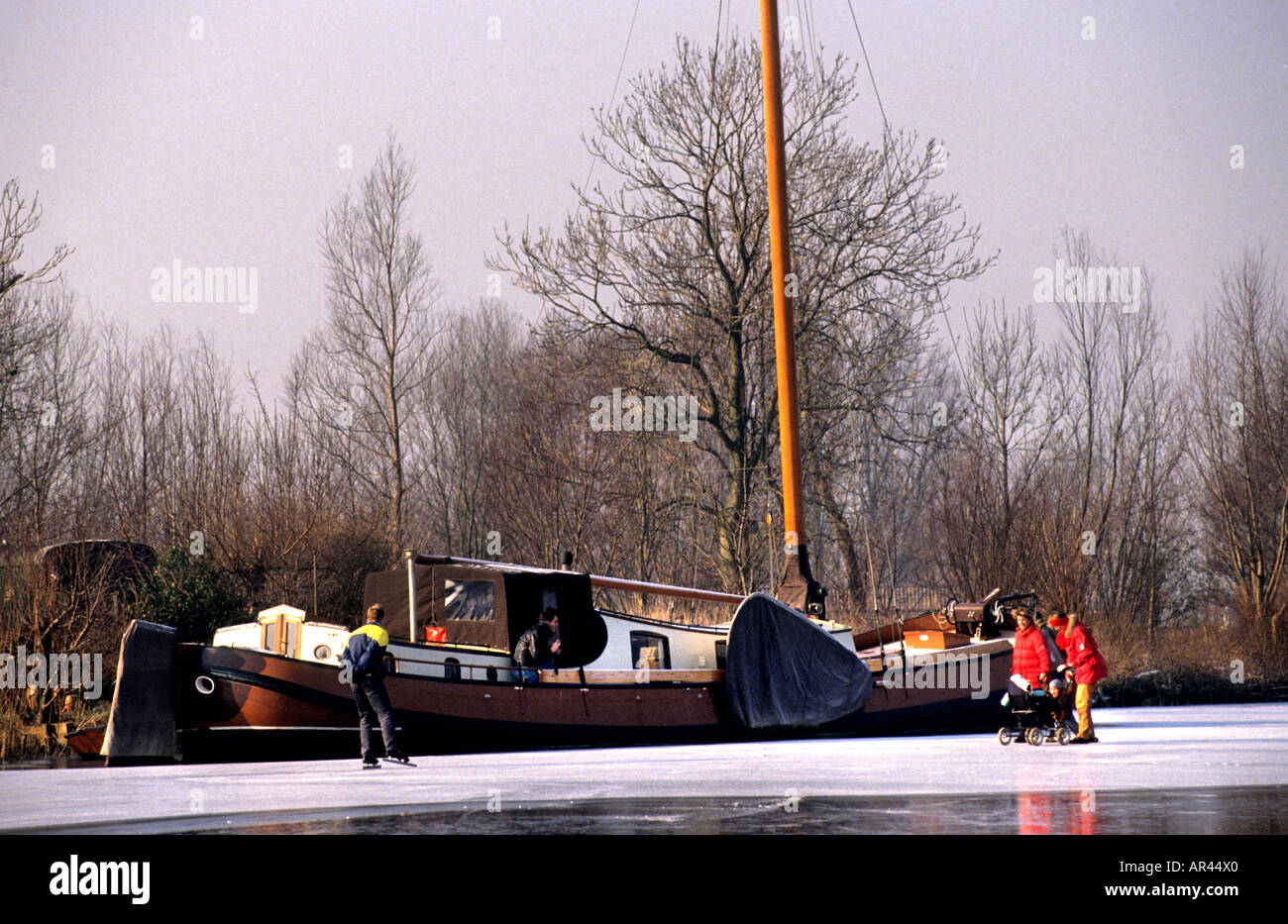 Amsterdam House Boat Skaten Skate Winter Schnee Eis Stockfoto