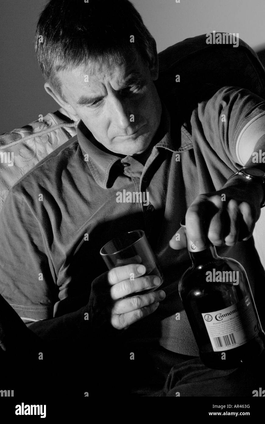 Mann sucht trinken einsamer Mann fehlende Liebe Firma schreienden Mann tränenreichen Reifen männlichen launisch depressiv Stockfoto