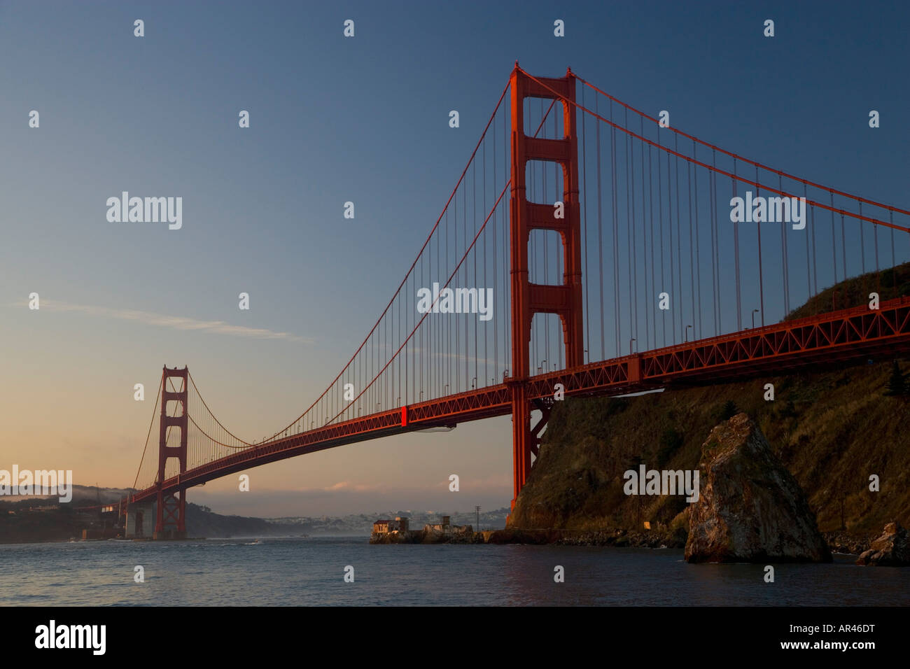 Golden Gate Bridge und San Francisco in Kalifornien von Horseshoe Cove und Presidio Yachtclub Stockfoto