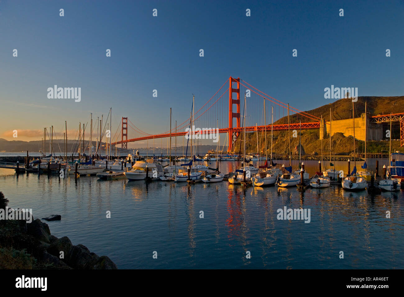 Golden Gate Bridge und San Francisco in Kalifornien von Horseshoe Cove und Presidio Yachtclub Stockfoto