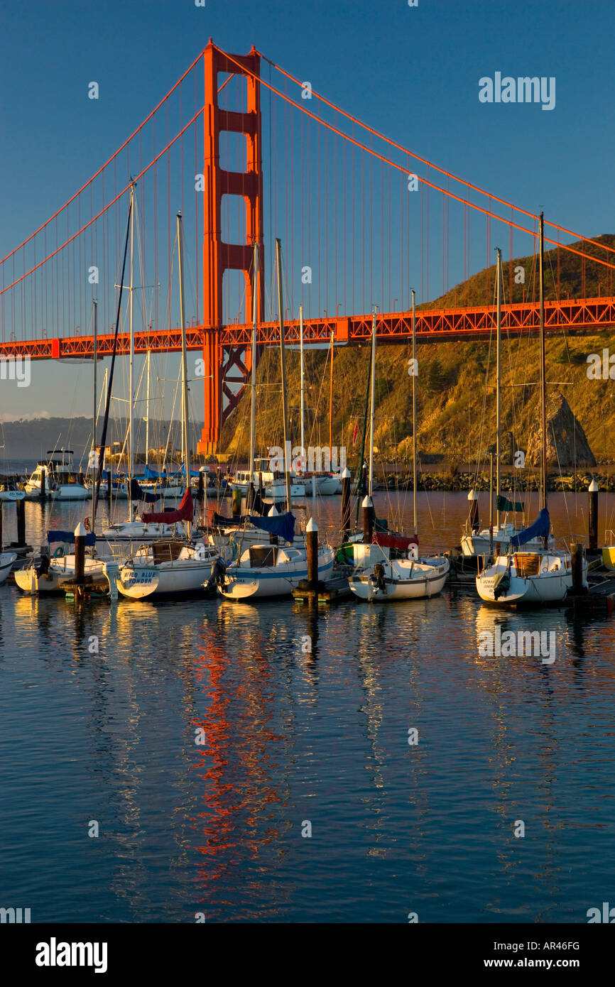 Golden Gate Bridge und San Francisco in Kalifornien von Horseshoe Cove und Presidio Yachtclub Stockfoto