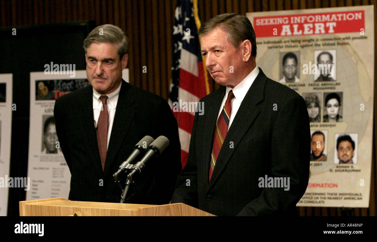 Attorney General John Ashcroft und FBI-Direktor Robert Mueller auf einer Pressekonferenz beim FBI auf terroristische Bedrohungen. Stockfoto