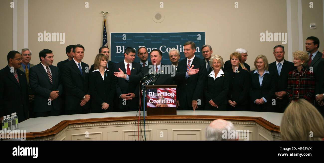 Rep Dennis Cardoza D -CA beginnt eine Pressekonferenz, um die neuen blauen Hund Demokraten auf dem Capitol Hill am 15. November 2006 bekannt geben. Stockfoto