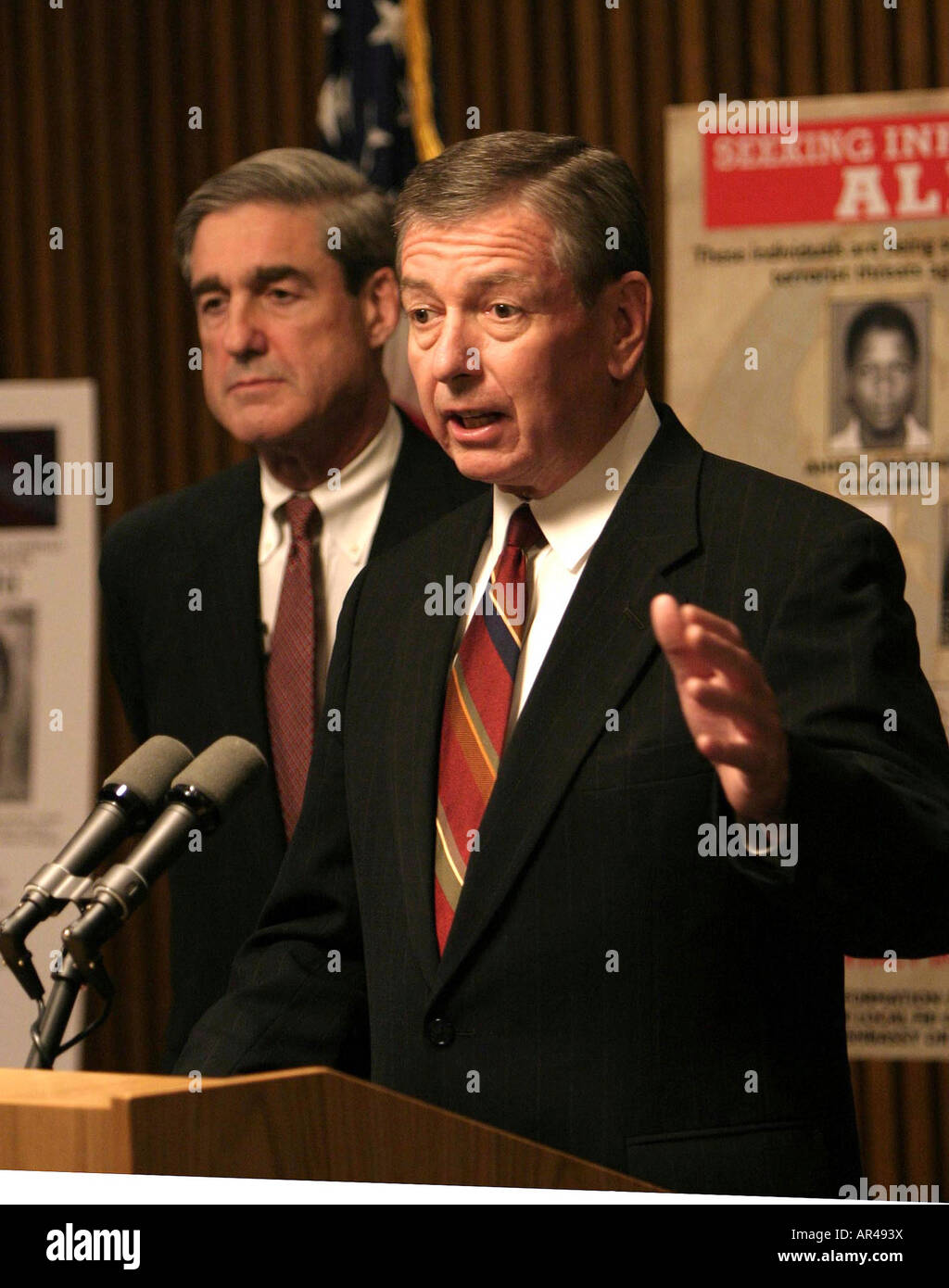 Attorney General John Ashcroft und FBI-Direktor Robert Mueller auf einer Pressekonferenz beim FBI auf terroristische Bedrohungen. Stockfoto