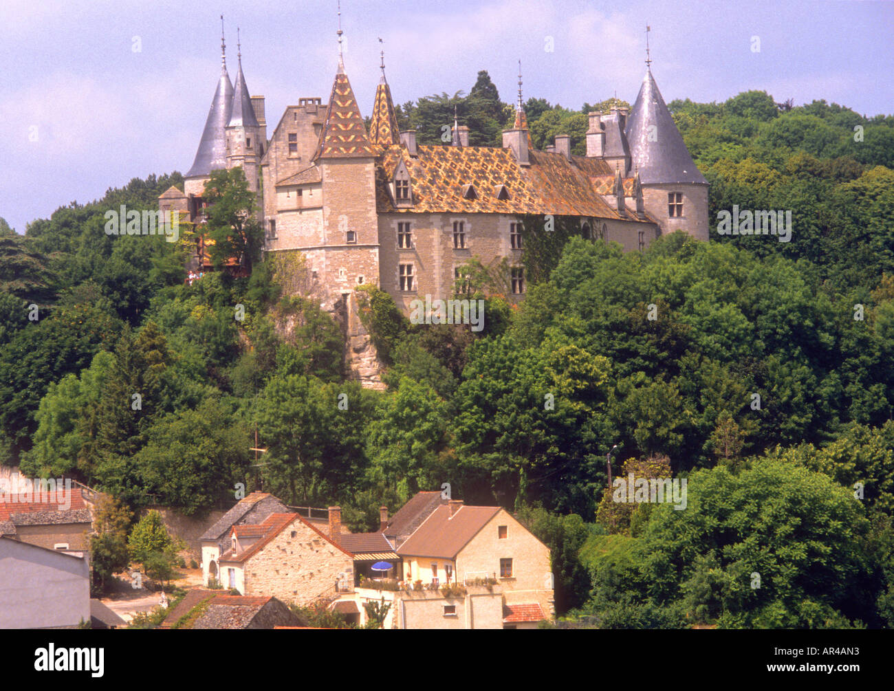 In der Regel traditionelle farbig gemustert, gefliesten Dach in Beaune, Frankreich Stockfoto