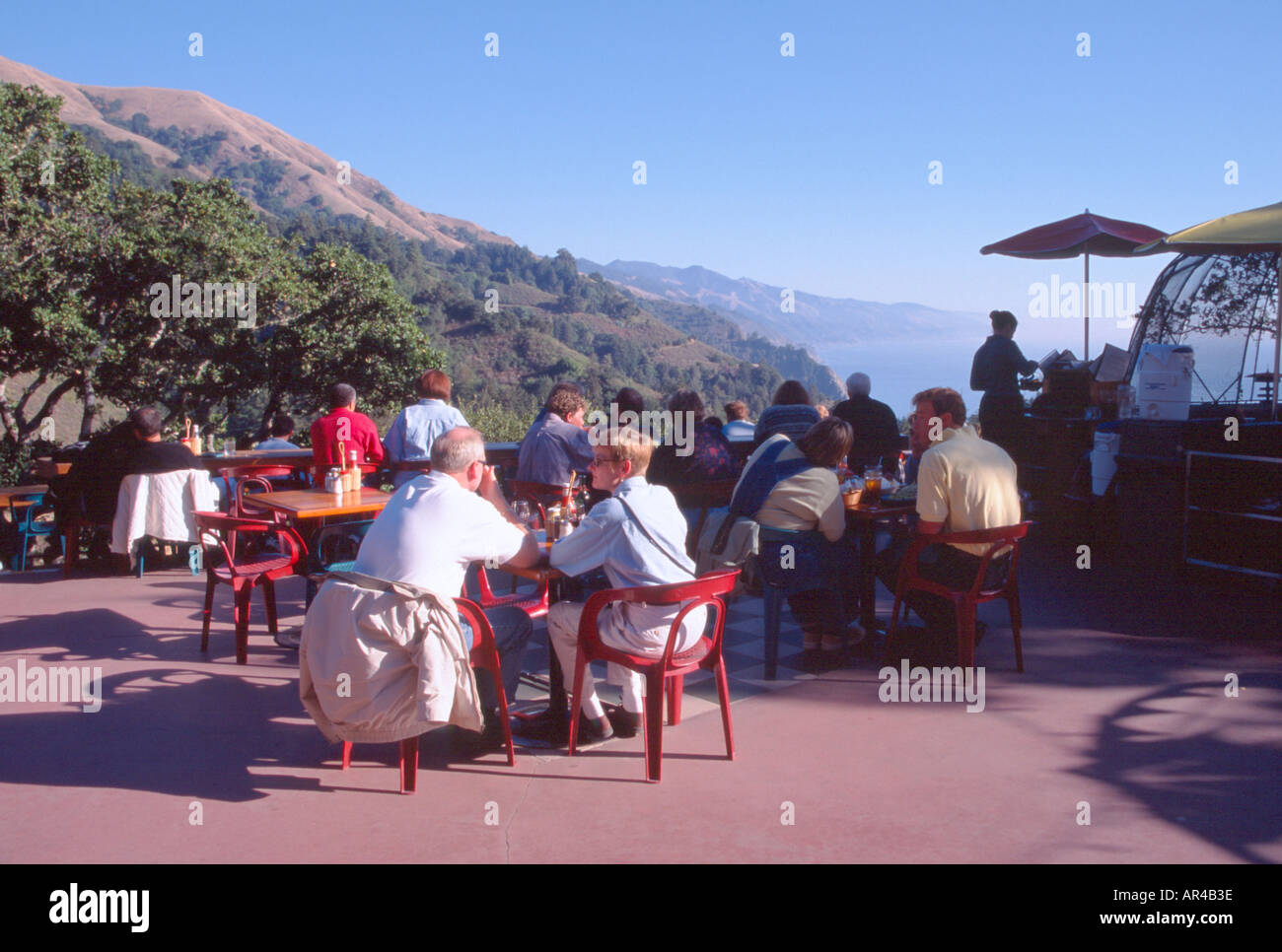 Diners bei Nepenthe Restaurant Big Sur Kalifornien USA Stockfoto