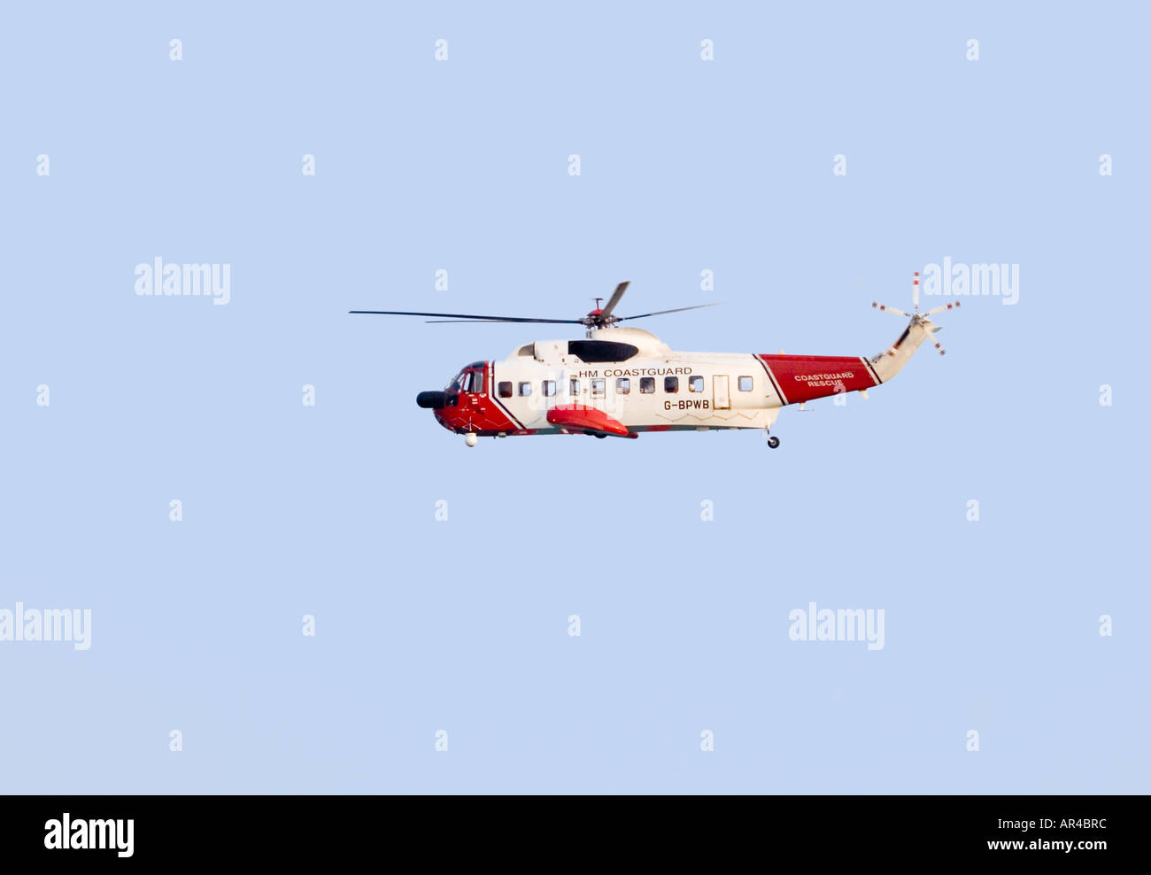 Ein Coast Guard-Suche und Rettung Hubschrauber während des Fluges. VEREINIGTES KÖNIGREICH.  Luft-Luft.  Südküste von England. VEREINIGTES KÖNIGREICH. Stockfoto