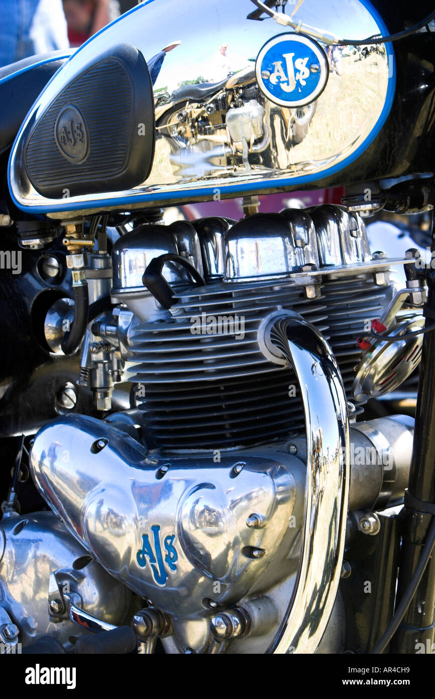 Eine Nahaufnahme von Motor und Tank der eine AJS 31 deluxe ab ca. 1961 restauriert und bei einer Kundgebung in England gezeigt Stockfoto