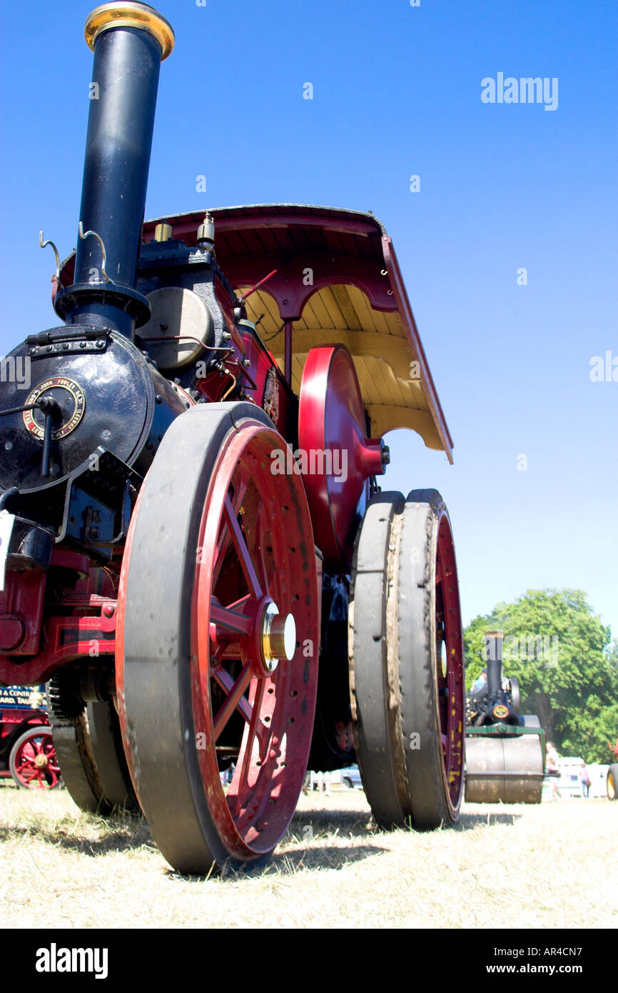 Ein niedriges Profil der Zugmaschine bei einem Steam fair innermotorisch dominiert das Bild als die niedrigen Winkel nach oben Stockfoto