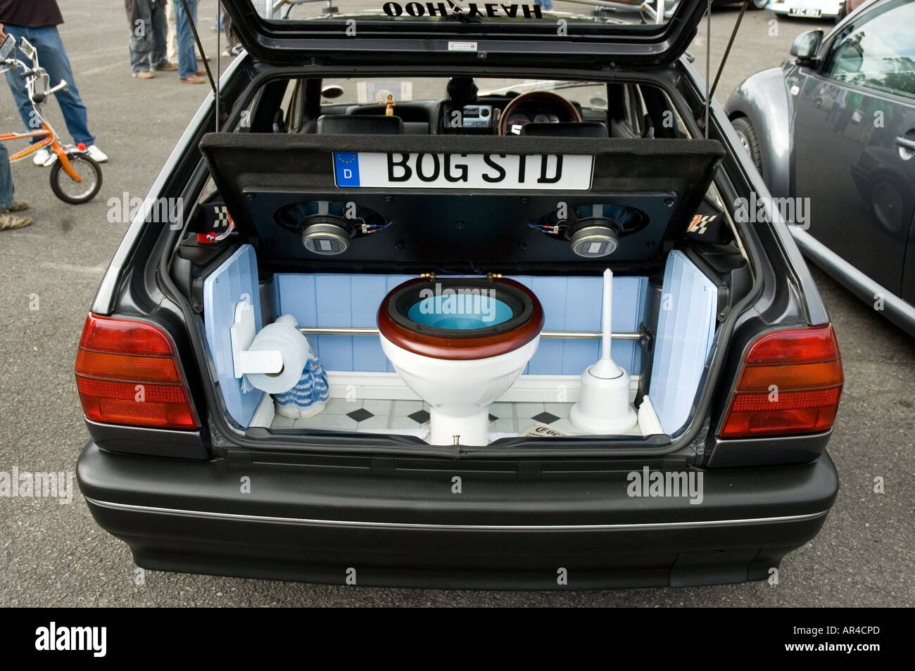 Volkswagen mit einem WC-Setup in den Kofferraum als ein Lautsprecher Bass bin. Stockfoto