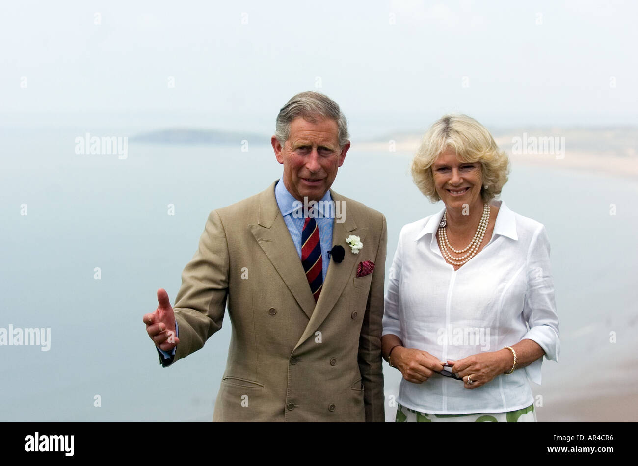 Prinz Charles und Camilla auf den Klippen am Rhossili auf der Gower Halbinsel in der Nähe von Swansea in Süd-Wales Stockfoto