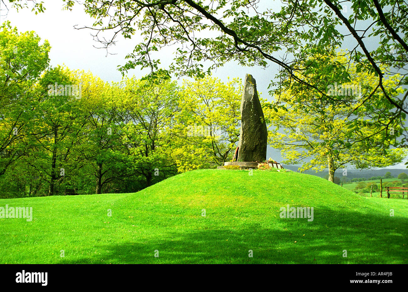 Eichen verlässt Mound Fürsten Llewelyn s Memorial Stone Kranz Cilmeri Zweige Frühjahr Memorial Stein Grasgrün Stockfoto