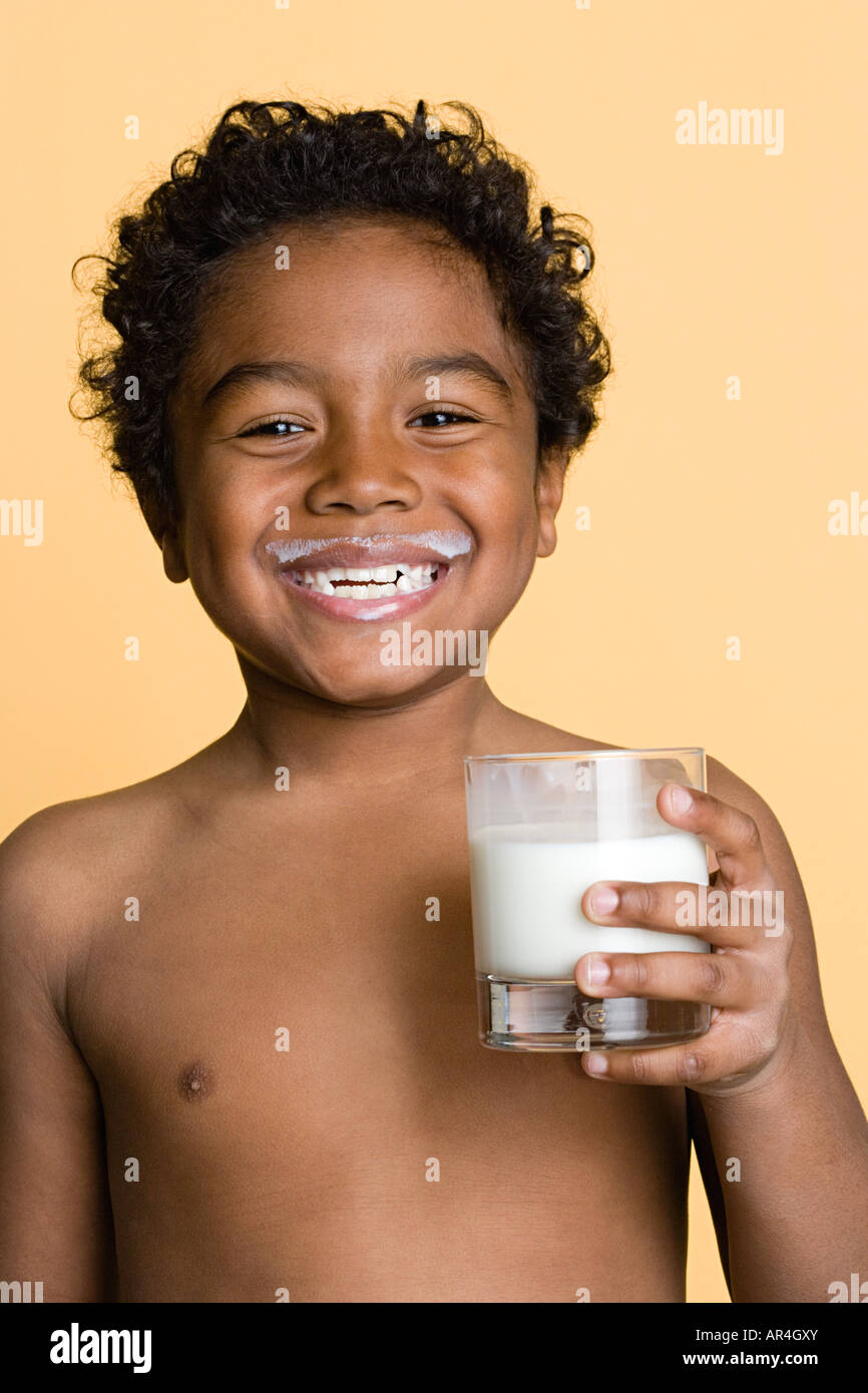 Junge mit Milch Stockfoto