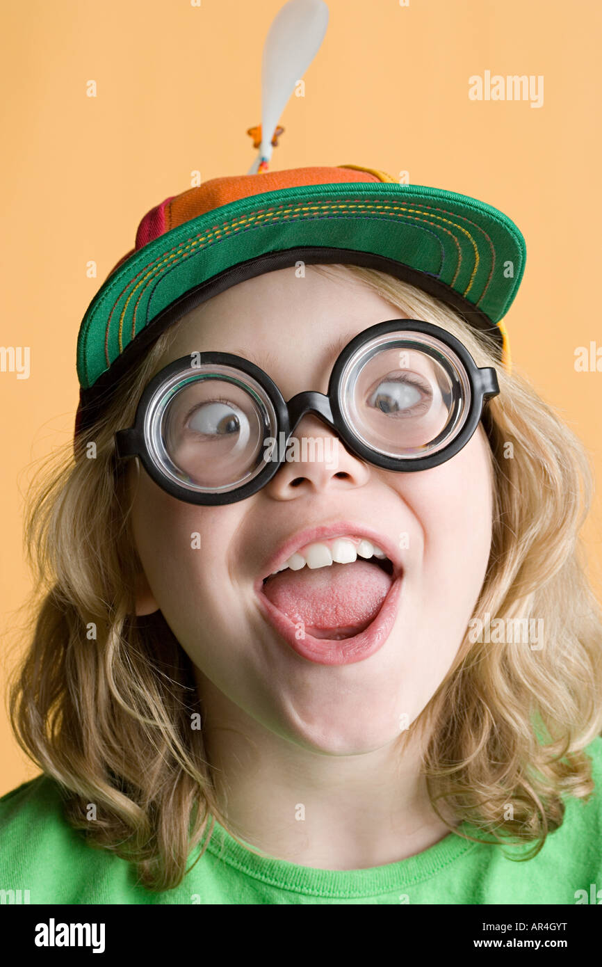 Mädchen albern Brillen-und Hut Stockfoto