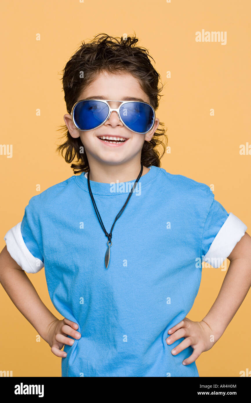 Junge mit großen Sonnenbrille Stockfoto