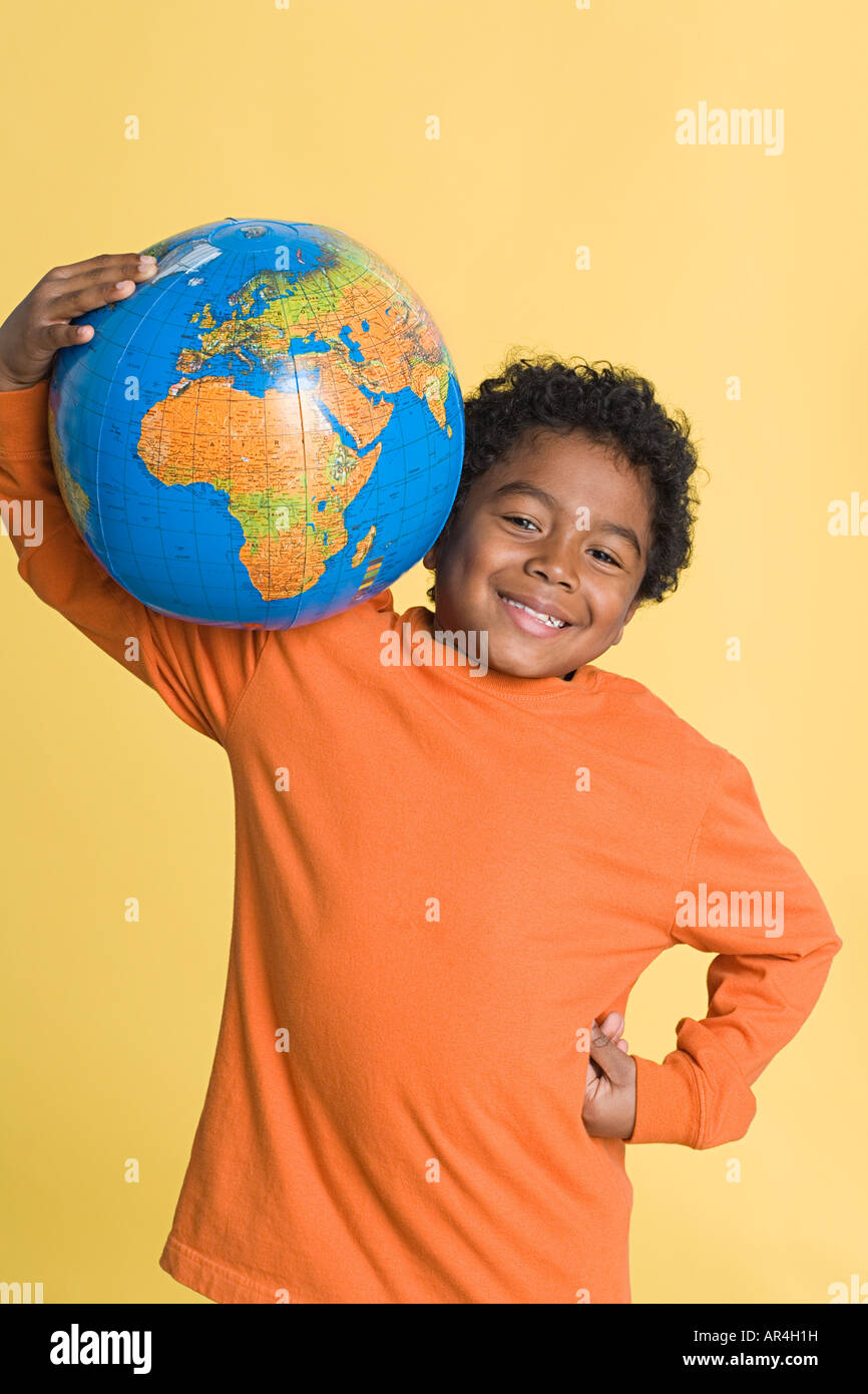 Junge mit aufblasbaren Globus Stockfoto