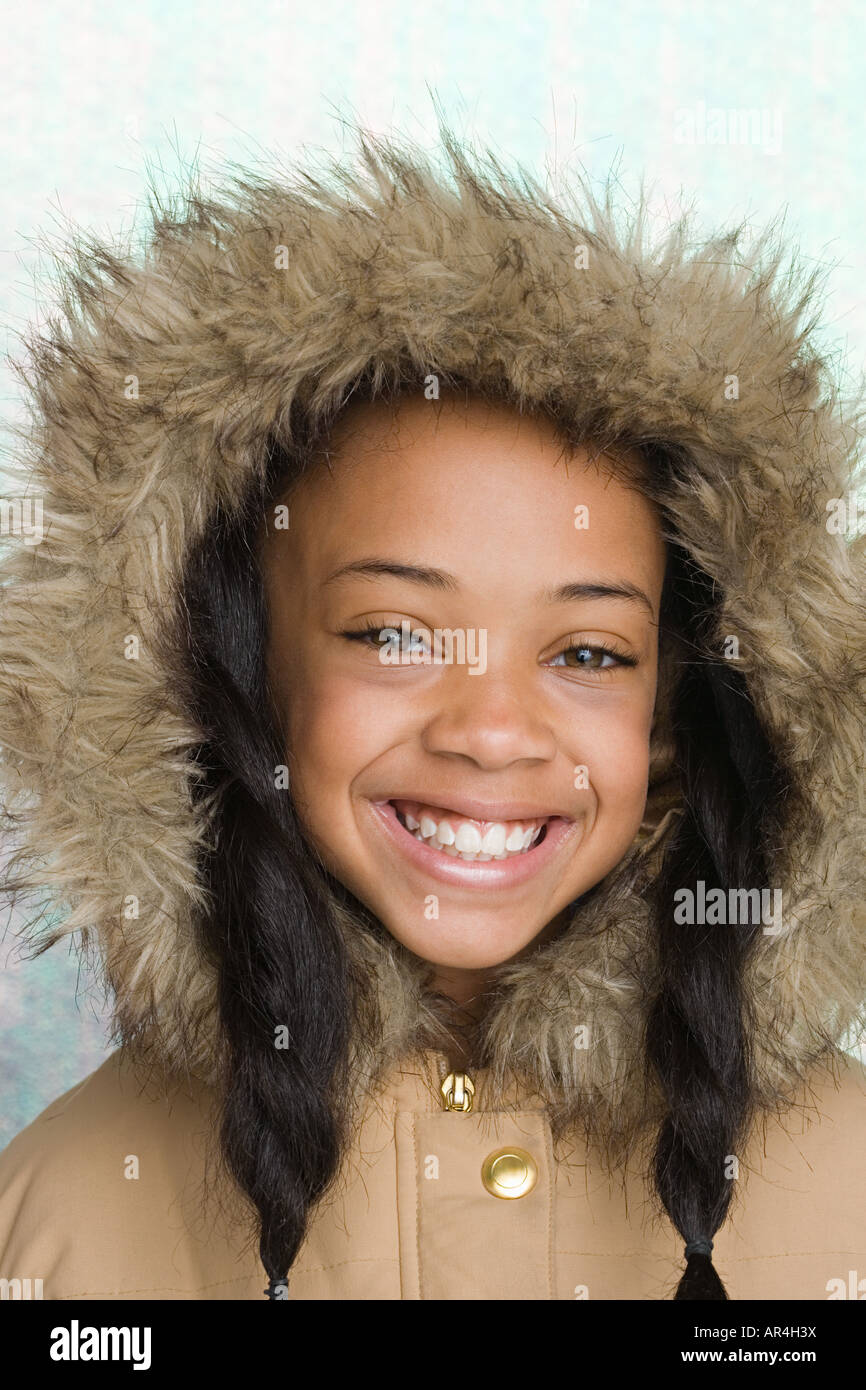 Mädchen Mantel mit pelzigen Kapuze Stockfoto