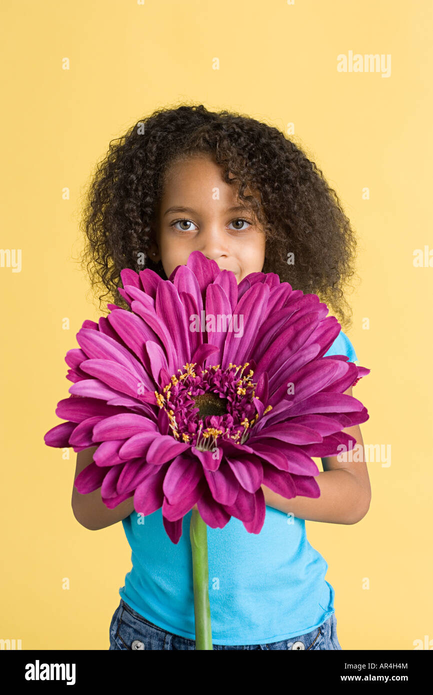 Mädchen mit einer großen Blume Stockfoto
