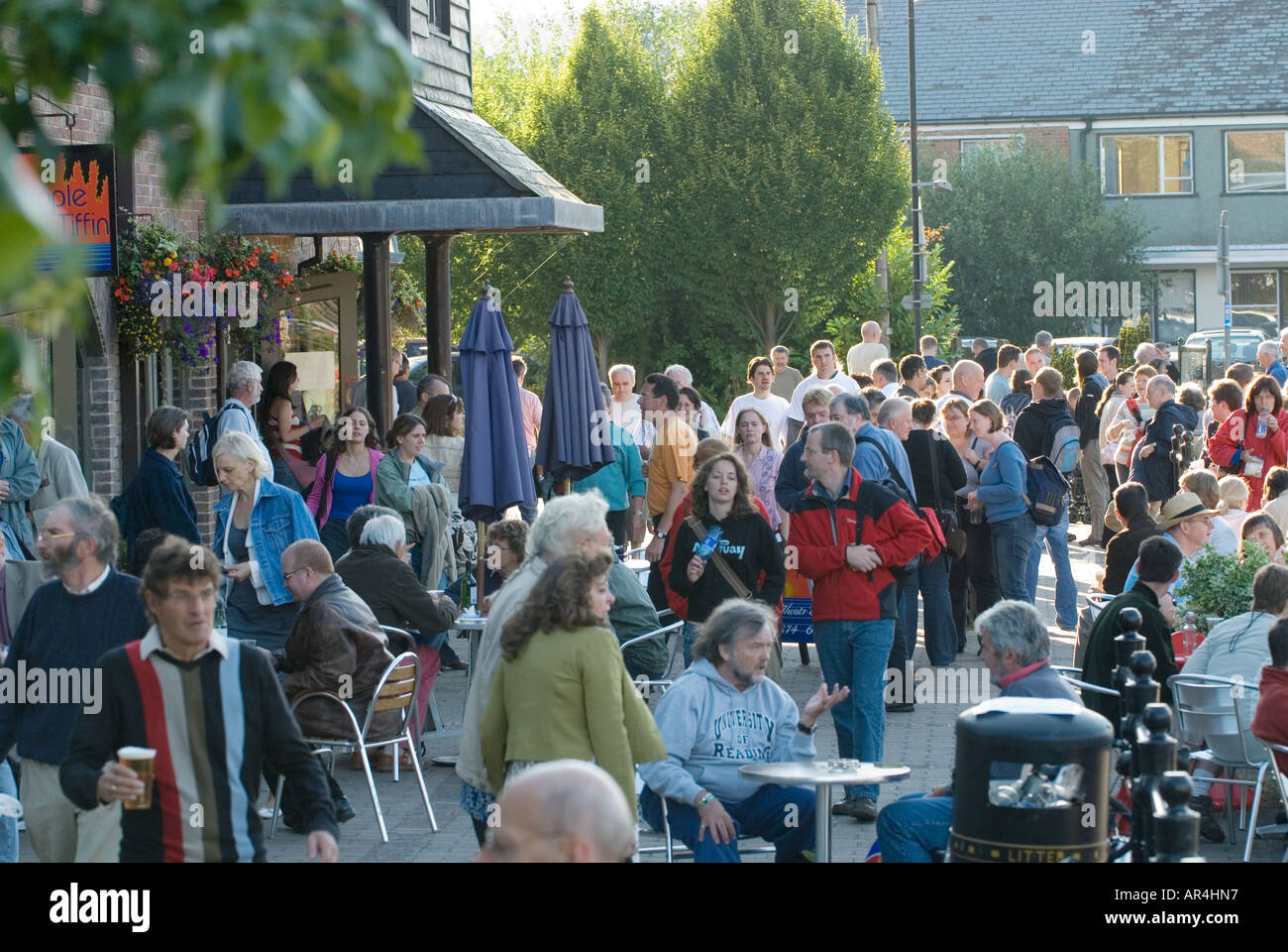 Besucher von Theatr Brycheiniog und Tipple n Tiffin Brecon Jazz-Festival Mitte Wales Stockfoto