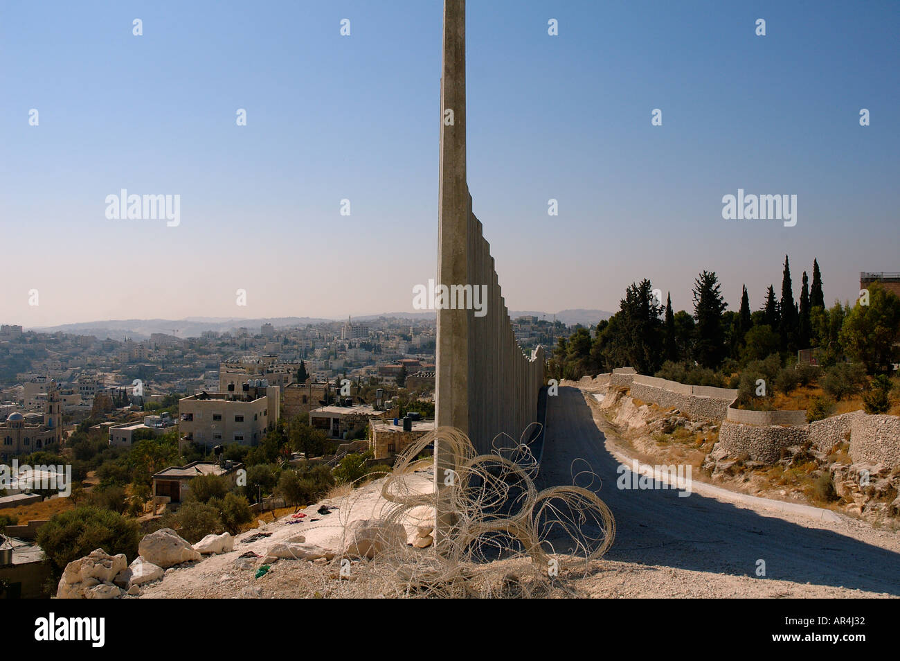 Blick auf die israelische Westjordanland Trennungsbarriere, die Abu Dis oder Abu Deis durchschneidet, eine palästinensische Gemeinschaft in den Vororten von Ost-Jerusalem Israel Stockfoto