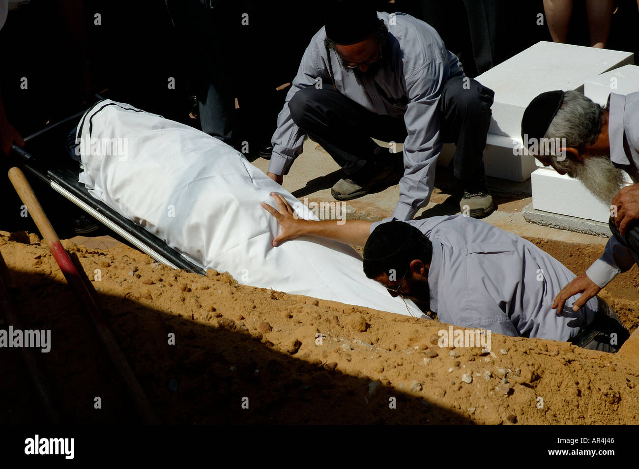 Orthodoxe jüdische Sargträger Unterkörper in einem Grab bei einer