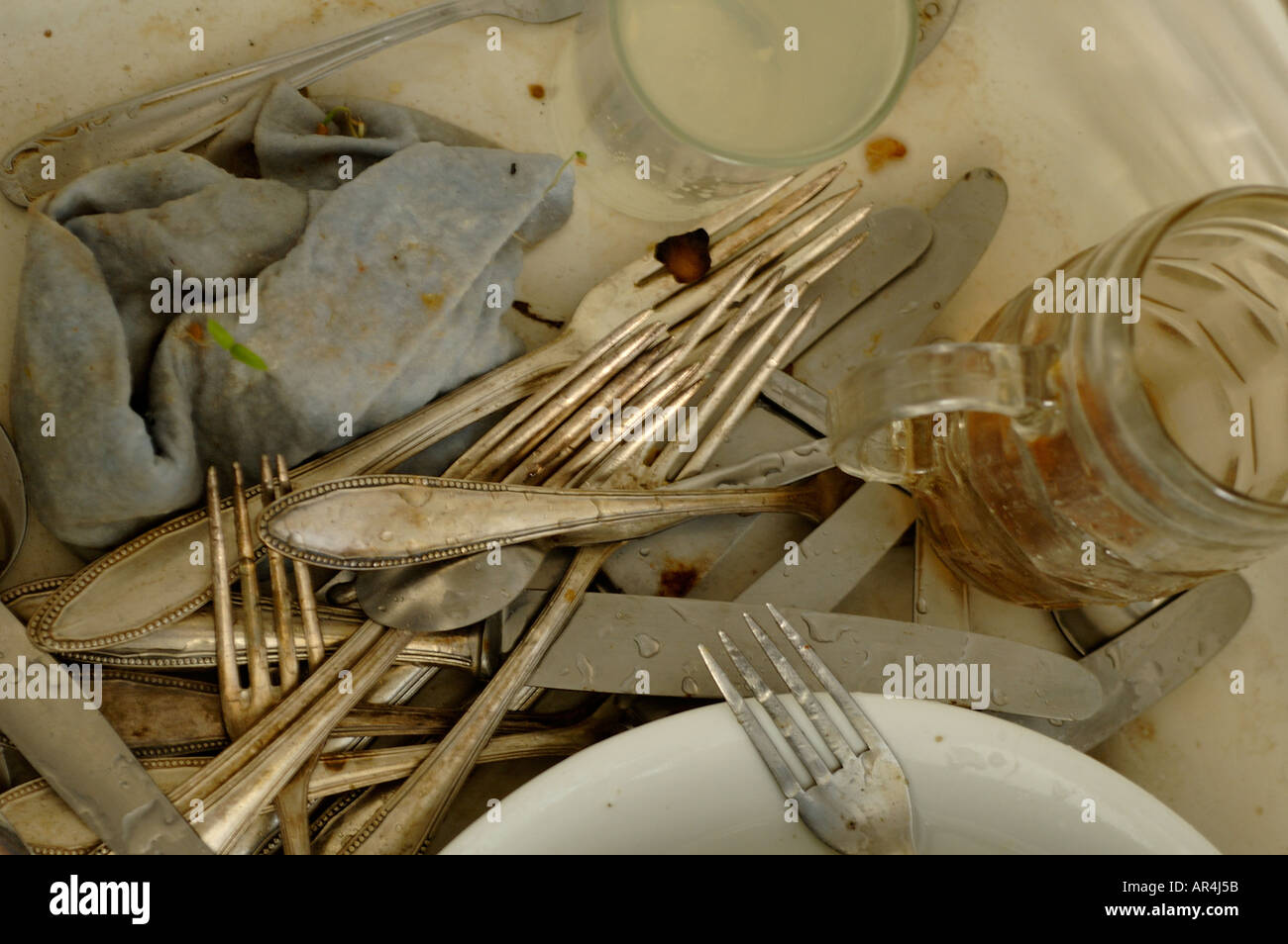Küchenspüle mit schmutzigem Geschirr und Besteck Stockfoto