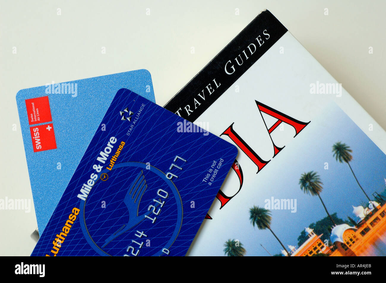 Reiseführer Buch mit häufigen Airline Mitgliedskarten Stockfoto