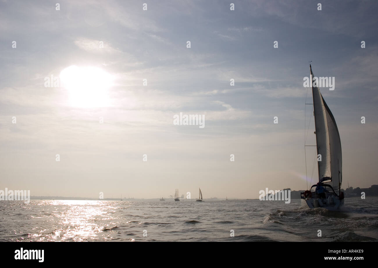 Farbbild aus Blick über das Meer mit einem Boot Segeln im Wasser Stockfoto