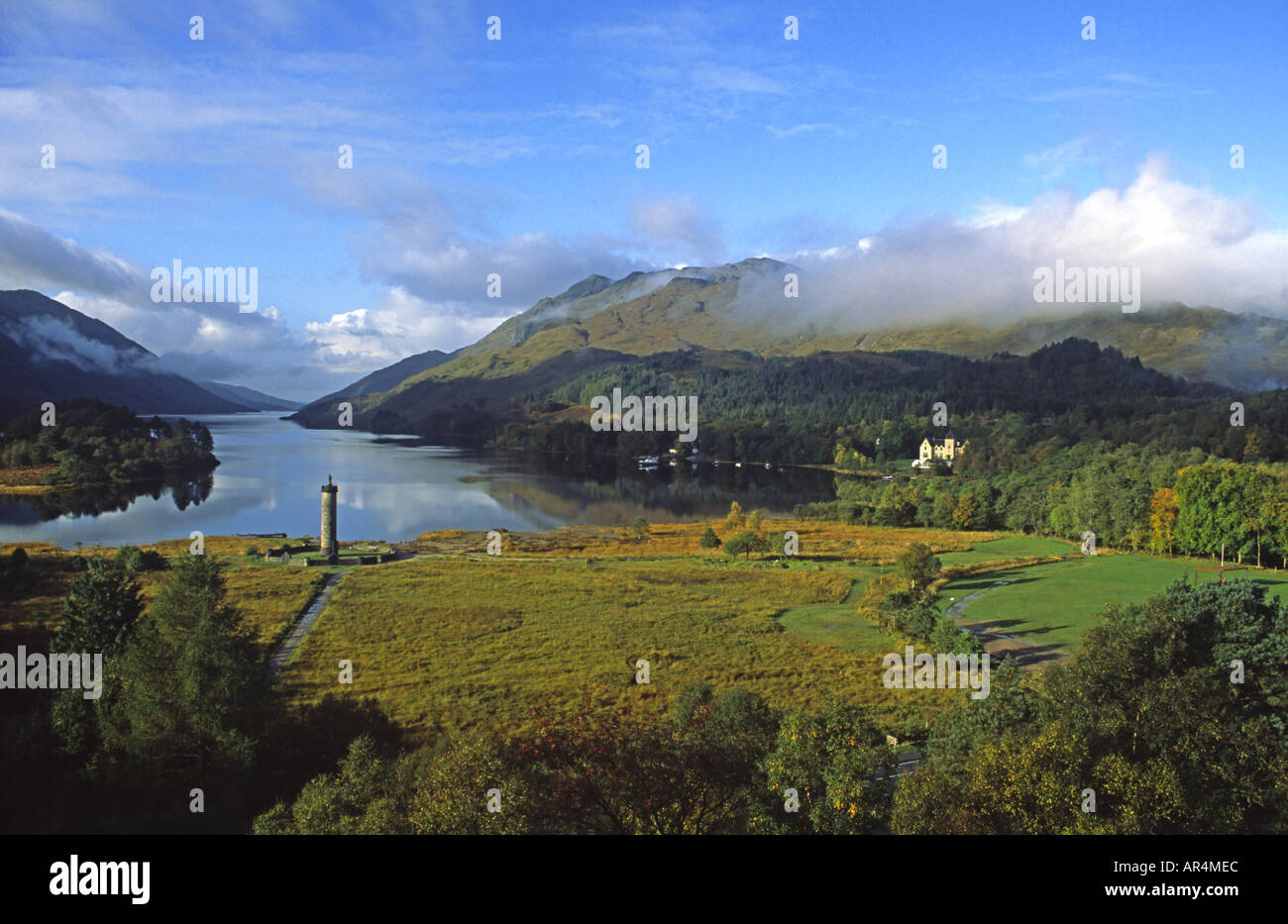 Prinz Charles Edward Denkmal am Glenfinnan in Schottland mit Loch Shiel und Beinn Odhar Bhehag im Hintergrund. Stockfoto