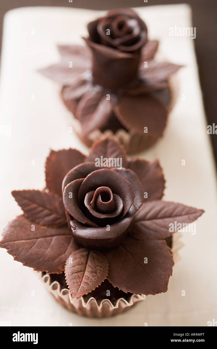 Kuchen mit Schokolade Rosen dekoriert Stockfoto