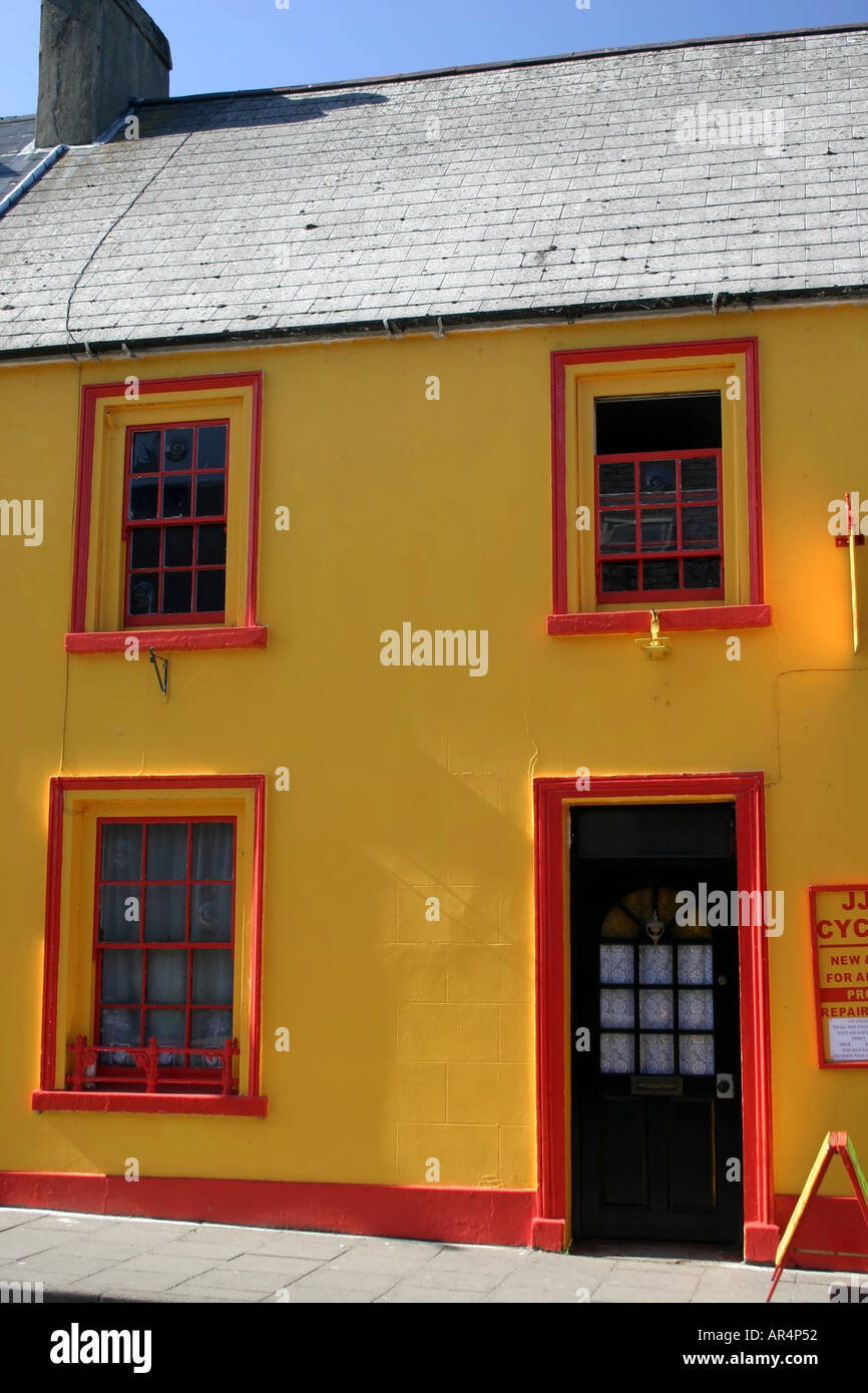 Gelbe Haus in Ballycastle, County Antrim, Nordirland Stockfoto