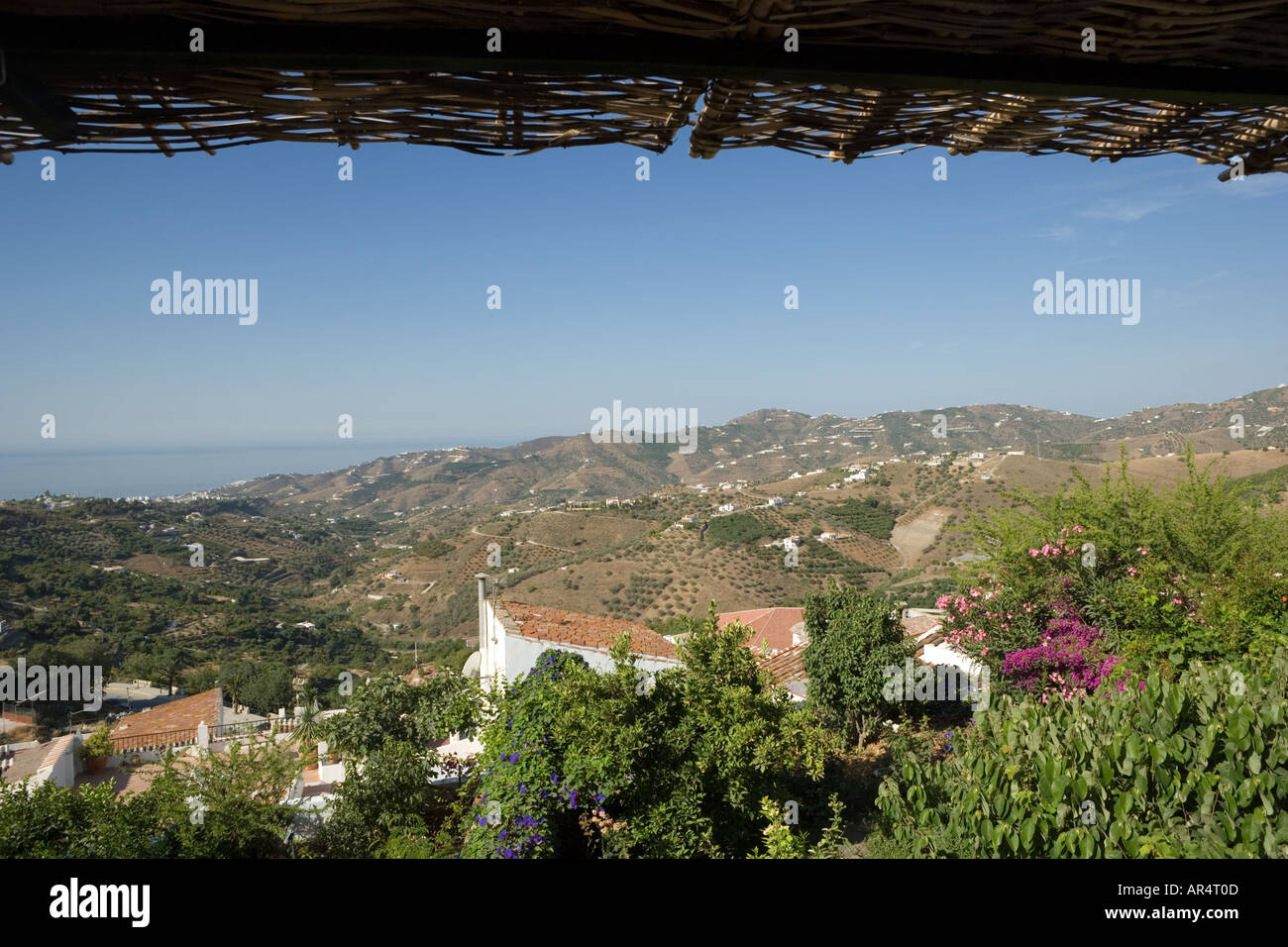 Frigiliana Costa del Sol Malaga Provinz Andalusien Spanien Blick über Felder, Mittelmeer Stockfoto