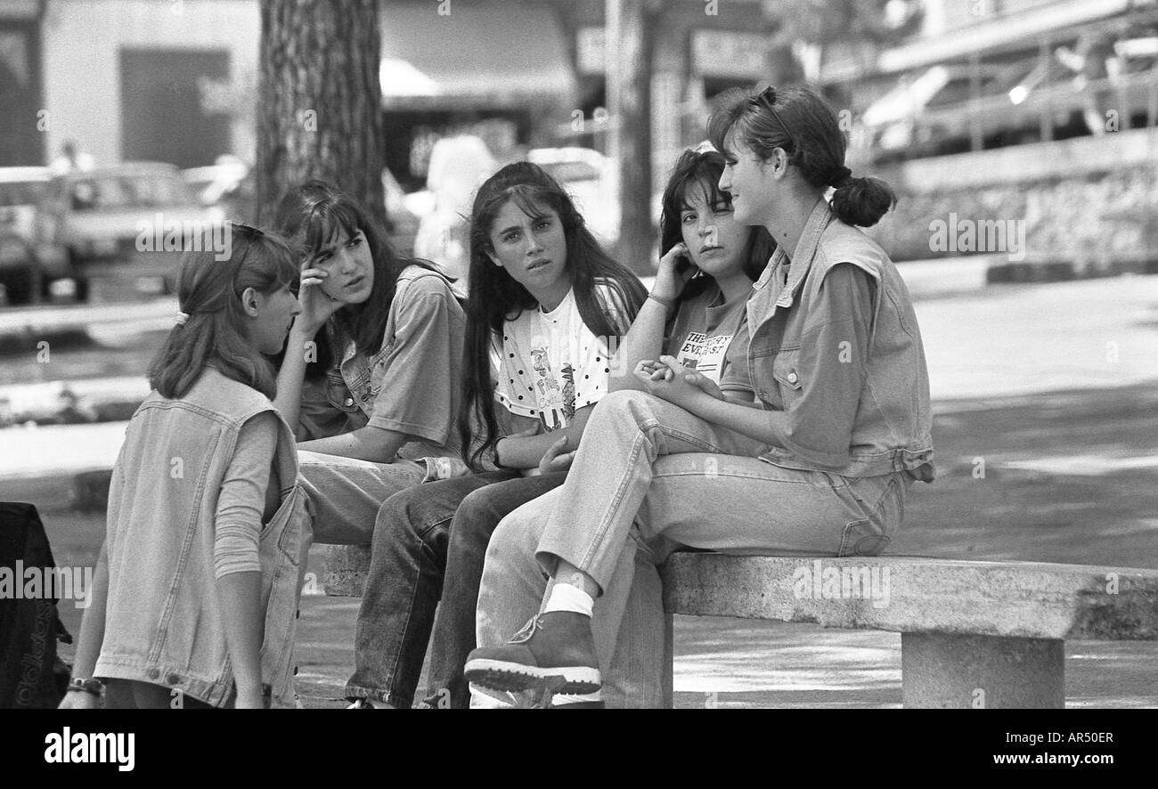 Gruppe junger Mädchen in Spanien sprechen. Stockfoto