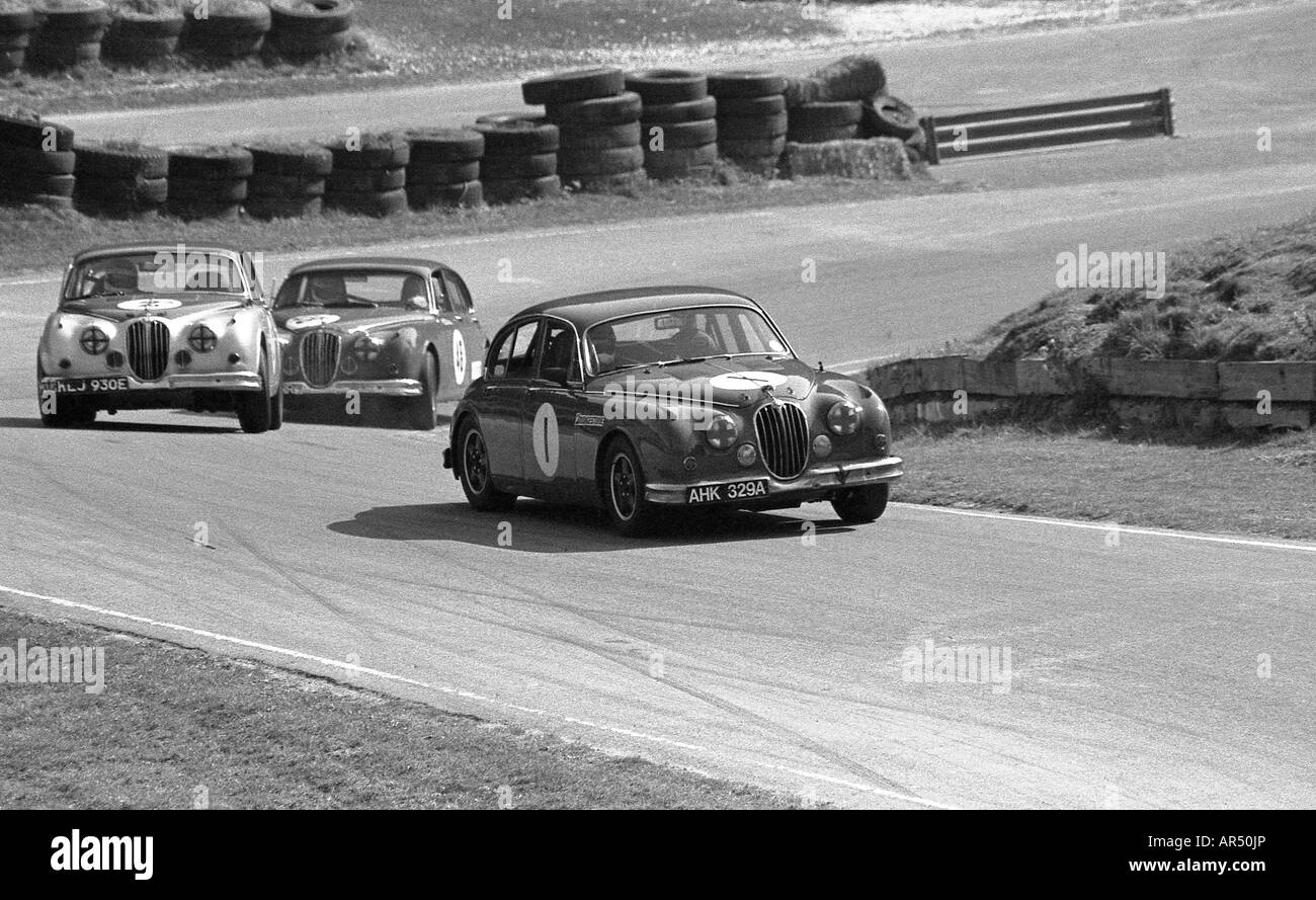 Oldtimer-Rennen vorbereitet Jaguar Saloons in Aktion bei Cadwell Park. Stockfoto