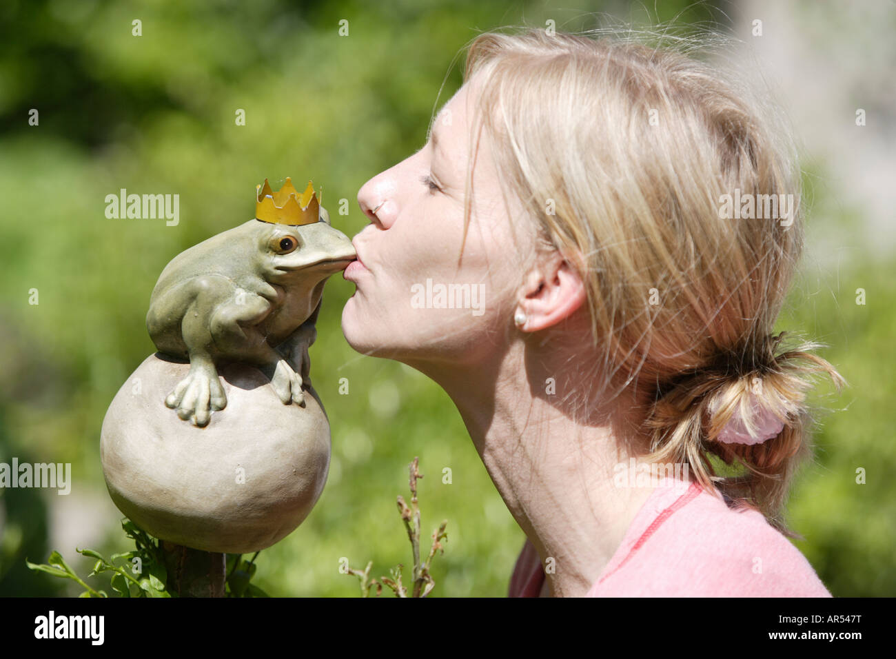Eine junge Frau küssen Froschkönig, Strande, Deutschland Stockfoto
