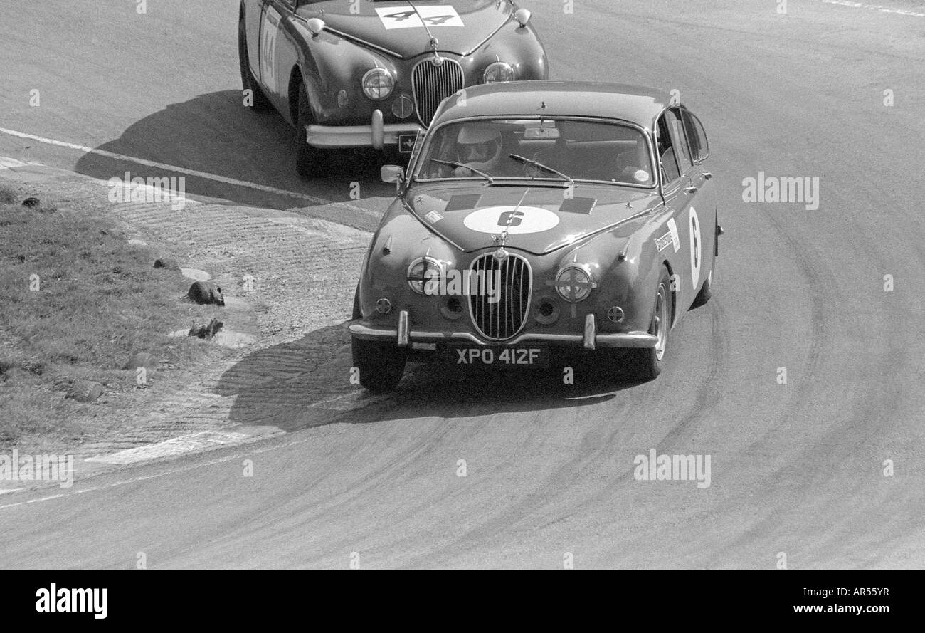 Jaguar Limousine Rennwagen auf der Rennstrecke im Cadwell Park. Stockfoto