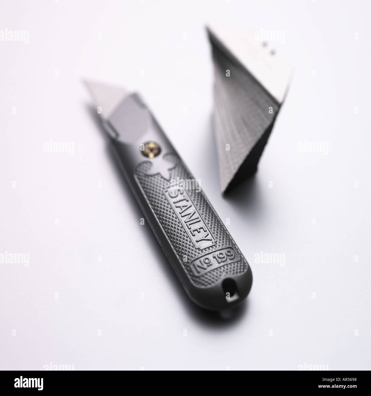 klassische Stanley-Messer mit einem Stapel von 100 klingen daneben Stockfoto
