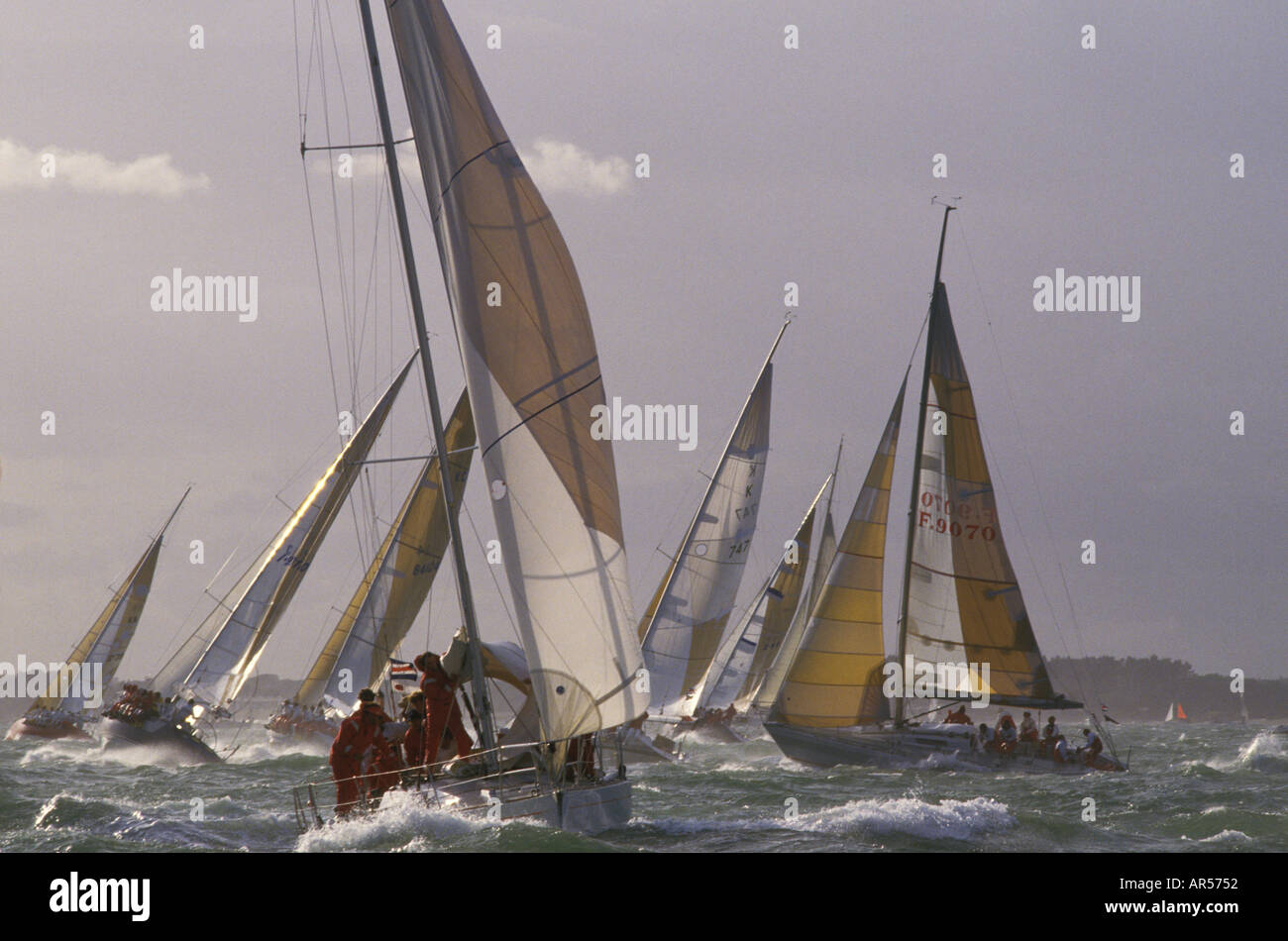 Rennyachten in der Cowes Sailing Regatta, 1980er Jahre UK. Isle of Wight Hampshire, England 1985 HOMER SYKES Stockfoto