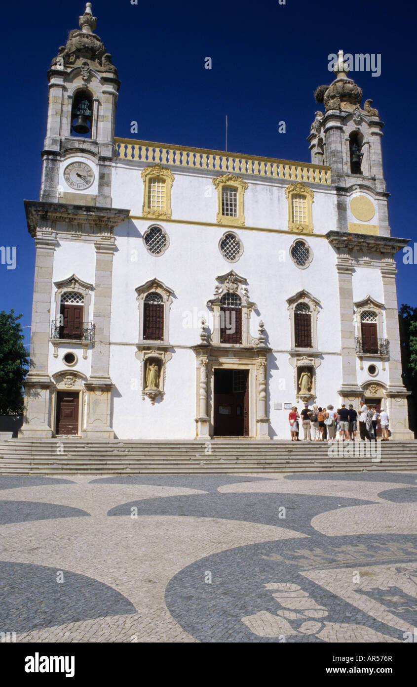Tour Gruppe außerhalb der Twin Bell überragte Igreja de Nossa Senhora do Carmo 1719 in Faro, Portugal abgeschlossen Stockfoto