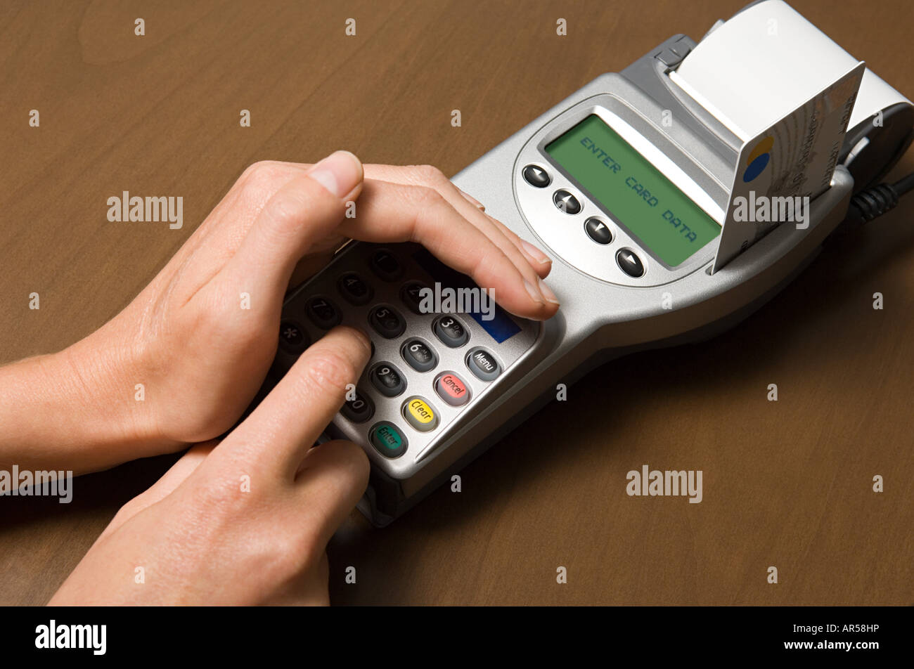 Person, die Pin-Eingabe in Kartenleser Stockfotografie - Alamy