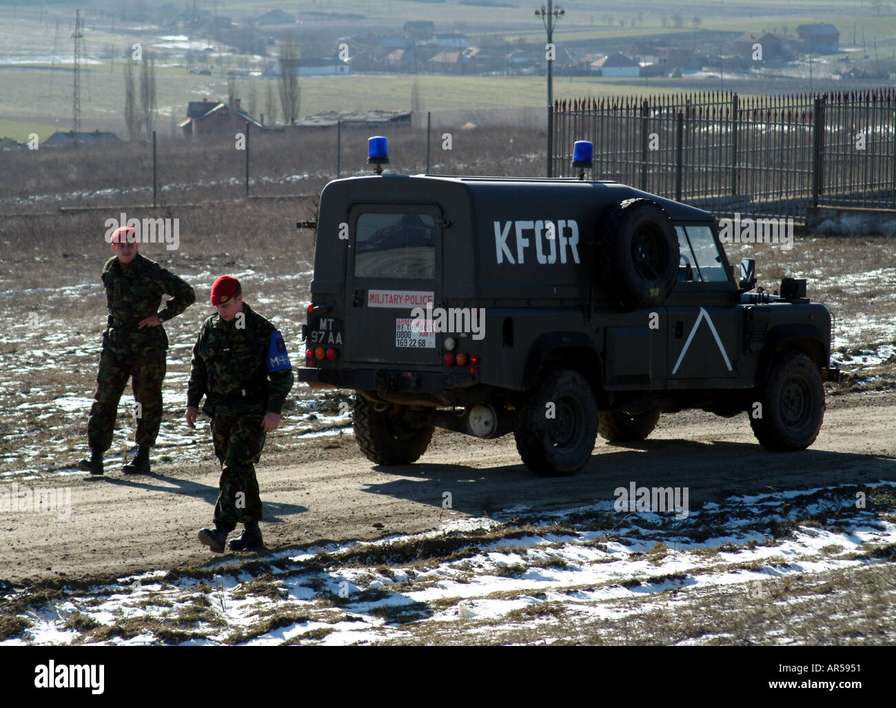 Pristina Kosovo Force Jeep Landrover Kfor Truppen Militär Armee zwei Patrouille Tag Tageslicht Farbe Farbe horizontal Paras Soldaten r Stockfoto