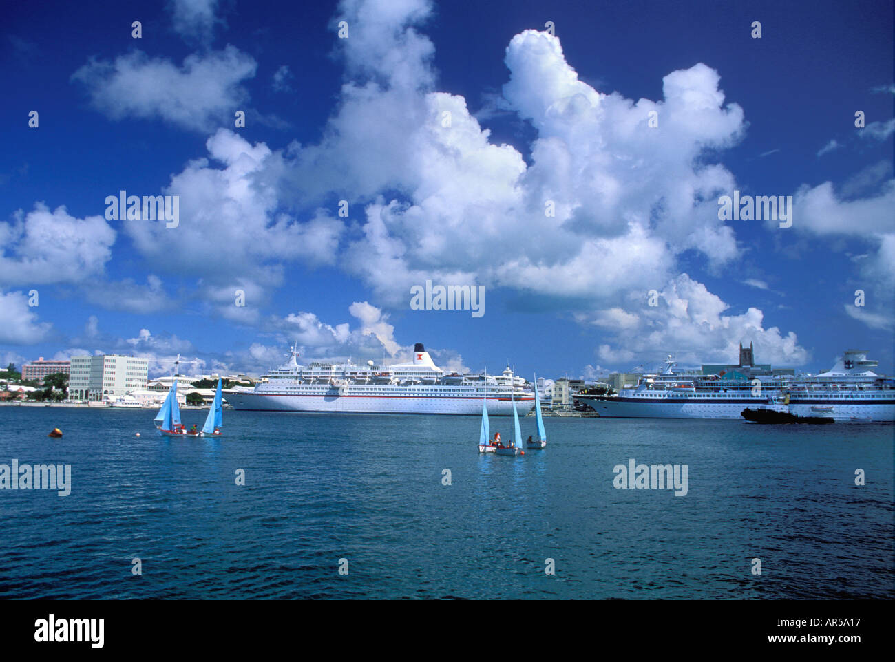 Kleines Segel Boote und Kreuzfahrtschiff im Hafen Bremuda Hamilton Stockfoto