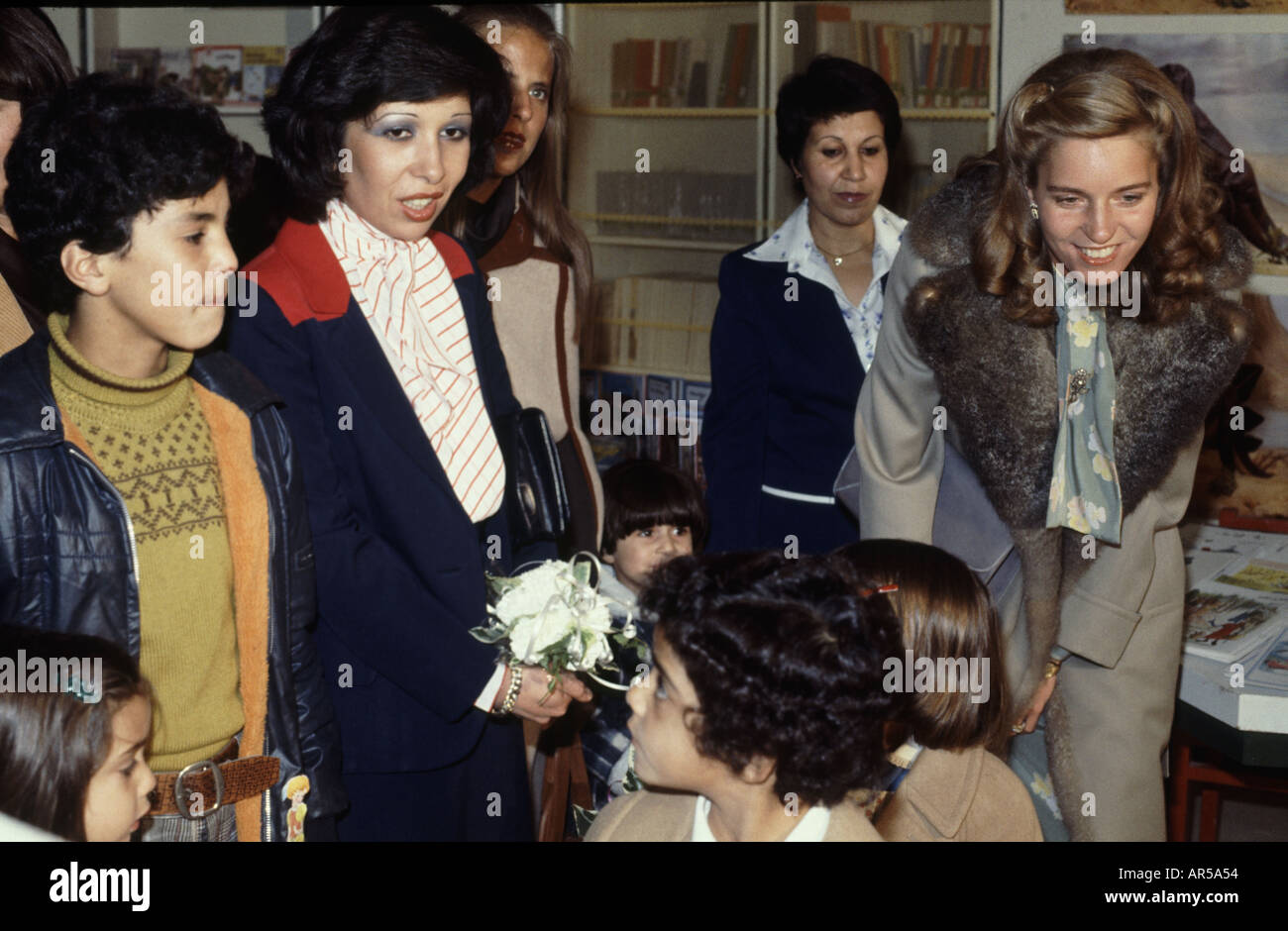 Der ehemalige Lisa Hallabay Queen Noor von Jordanien während Besuch s Kinderzentrum in Amman Jordanien im Jahr 1978 Stockfoto