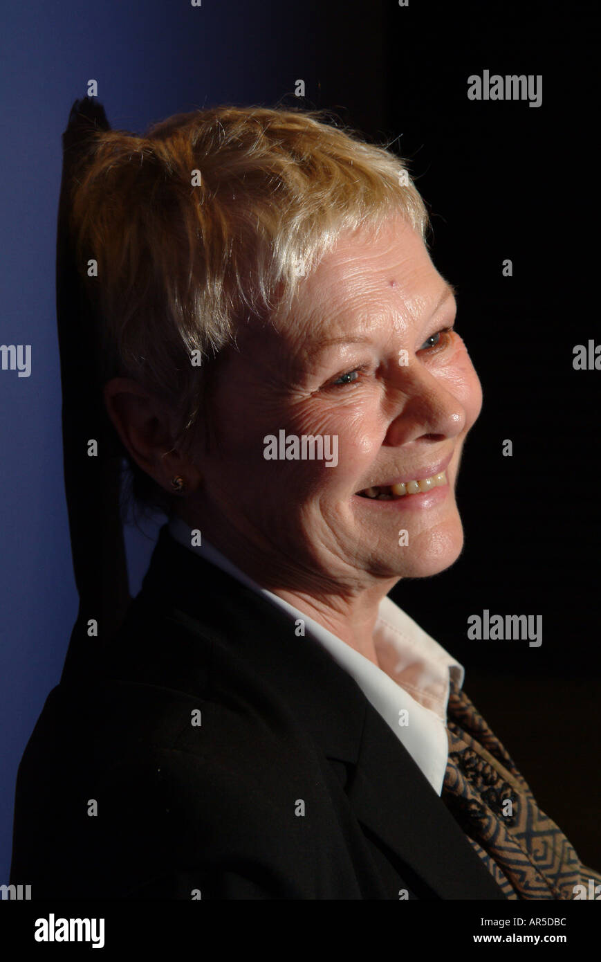 Porträt der Dame Judy Dench Schauspielerin Cheltenham Literatur Festival Gloucestershire England UK Europe Stockfoto