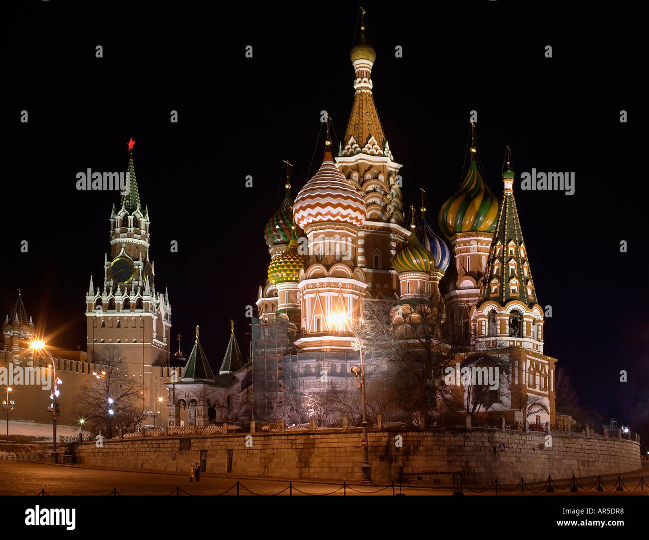 Einen Überblick über Basils Kathedrale Saint und Kreml in Moskau bei Nacht abgebildet Stockfoto