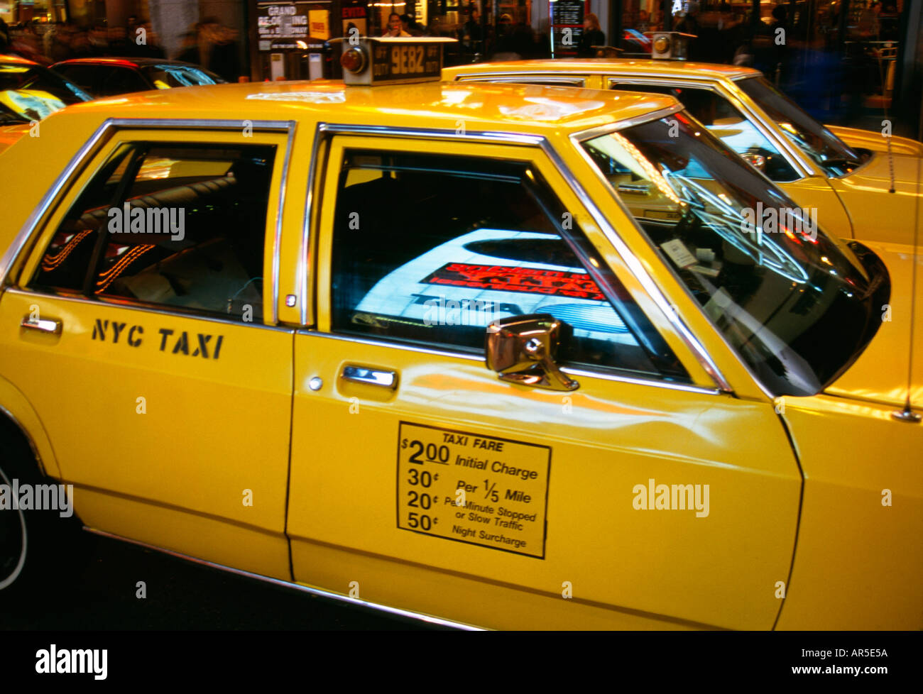 Ein gelbes Taxi in Times Square New York City New York USA Stockfoto